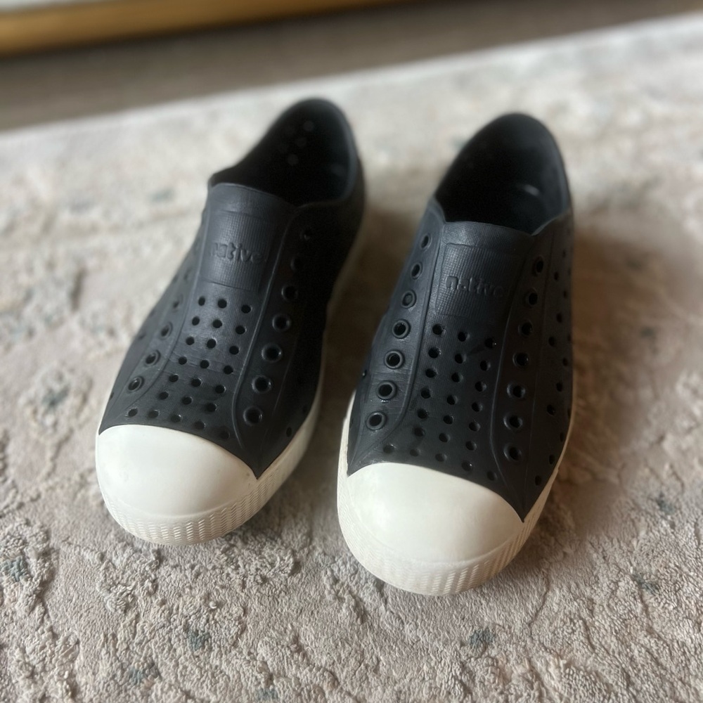 Boy Native Shoes Size 1